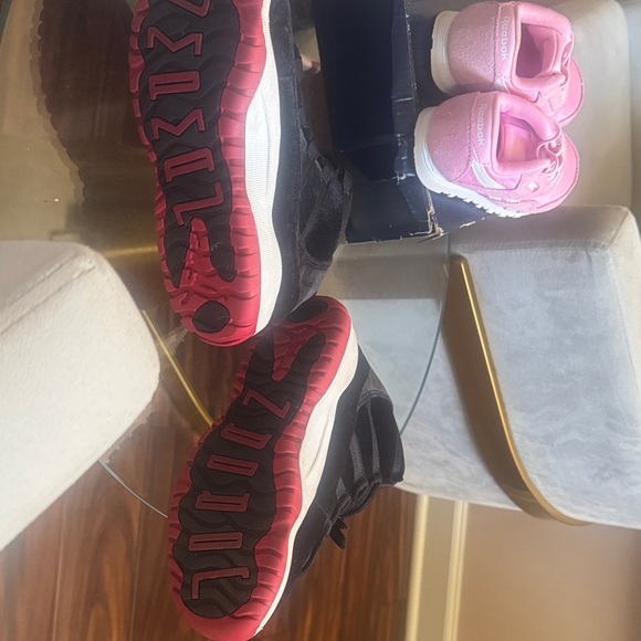 Jordan Kids Sneakers Size 2Y in Black and Red Velvet $50 - Picture 2 of 3